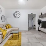 Апартаменты Modern With Backyard And Garage Spot By 360 Estates