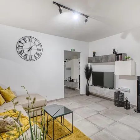 Modern With Backyard And Garage Spot By 360 Estates * Żabbar