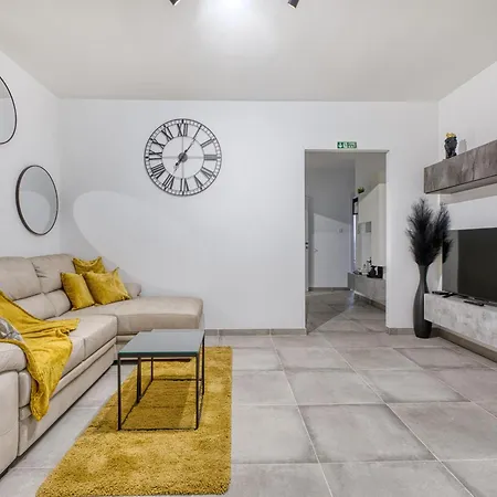 Apartament Modern With Backyard And Garage Spot By 360 Estates