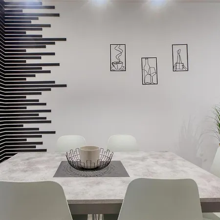 Апартаменты Modern With Backyard And Garage Spot By 360 Estates
