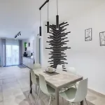 아파트 Modern With Backyard And Garage Spot By 360 Estates *