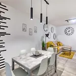 Modern With Backyard And Garage Spot By 360 Estates 아파트 *