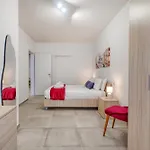 Modern With Backyard And Garage Spot By 360 Estates 아파트