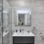 아파트 Modern With Backyard And Garage Spot By 360 Estates *