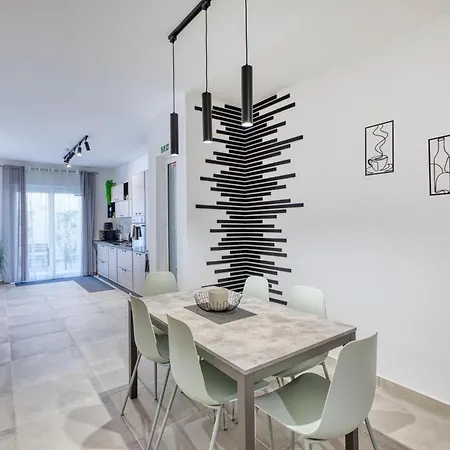 아파트 Modern With Backyard And Garage Spot By 360 Estates *