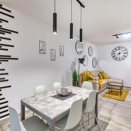 Modern With Backyard And Garage Spot By 360 Estates 아파트 *