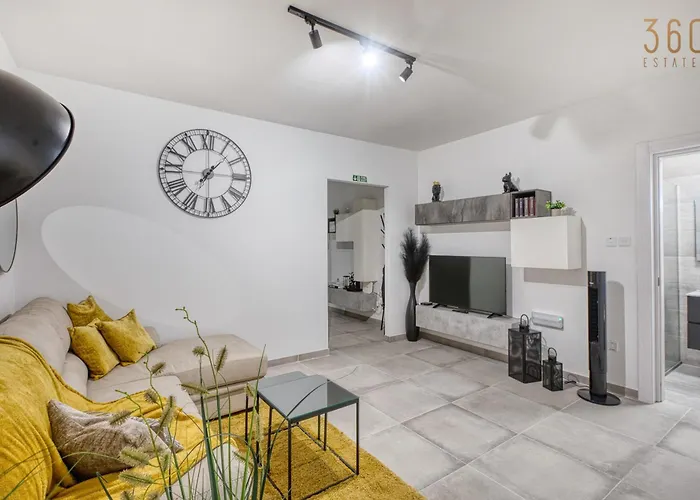 Modern With Backyard And Garage Spot By 360 Estates * Żabbar