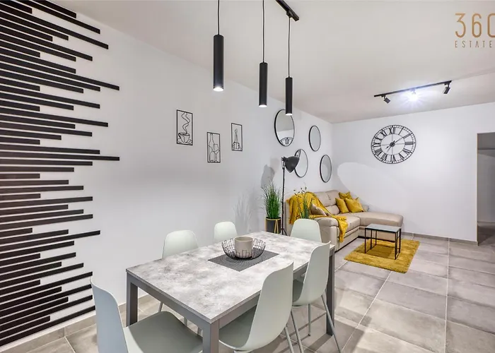 Modern With Backyard And Garage Spot By 360 Estates Διαμέρισμα *